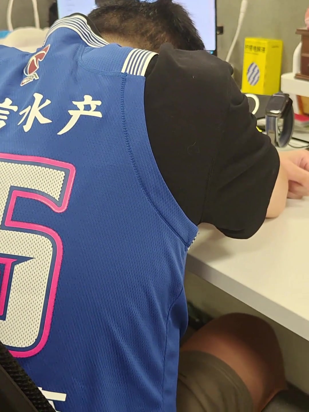 当杨瀚森被首轮16顺位被选中时一铁粉直接喜极而泣