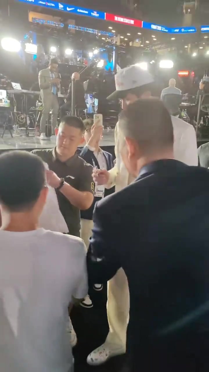 李宁赢麻了杨瀚森被选中后在代言品牌T上签名