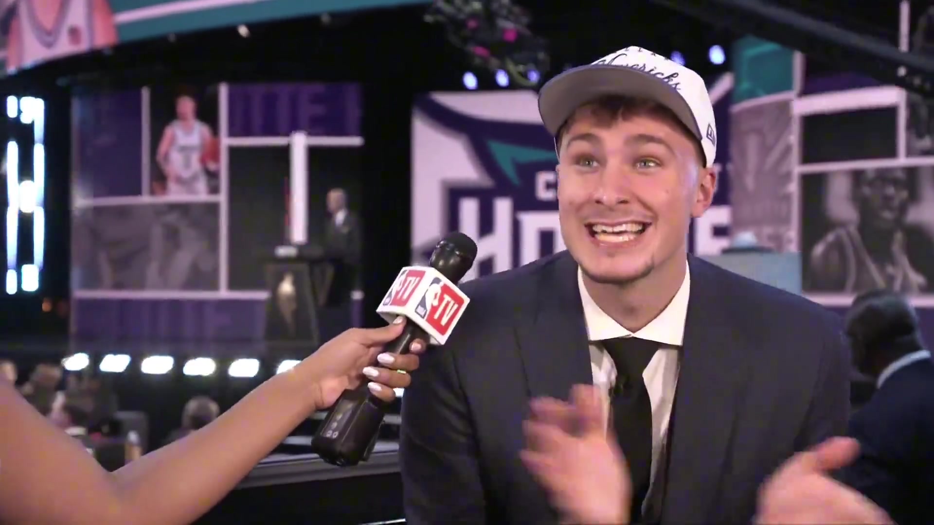 比自己被选中还开心队友康尼佩尔被选中状元弗拉格激动高喊