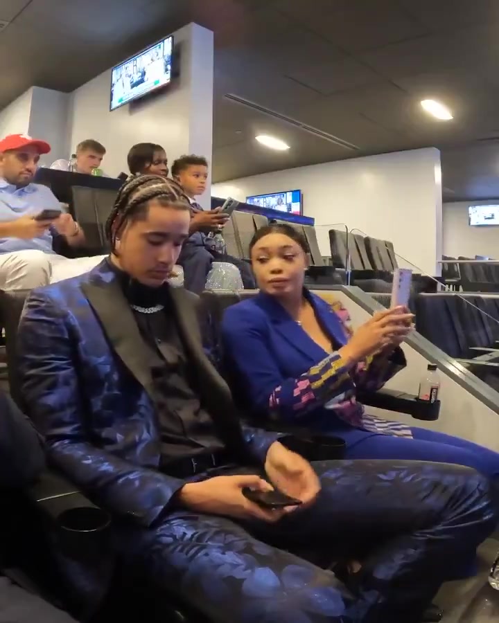 30顺位新秀本来都到看台休息了 结果被通知要被选上一路小跑