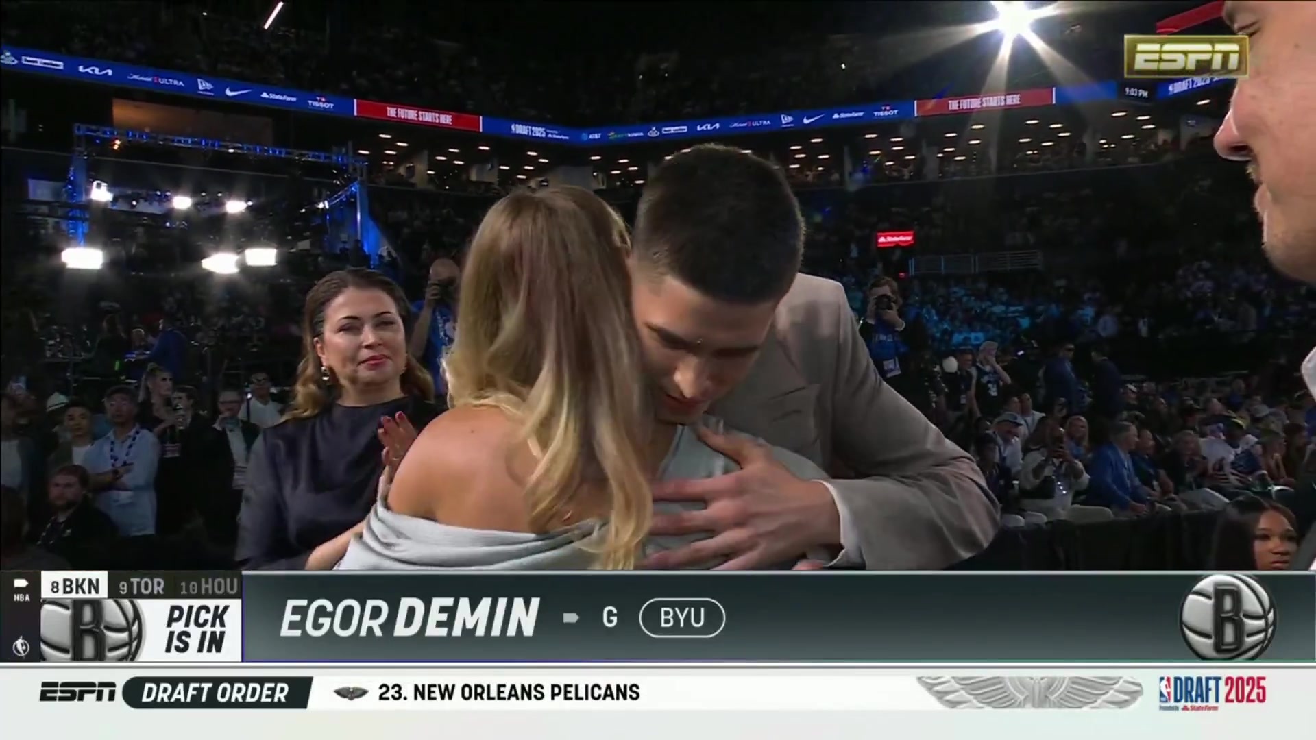 算是前十首个爆冷俄罗斯的叶戈尔-杰明被篮网选中 和女友拥抱