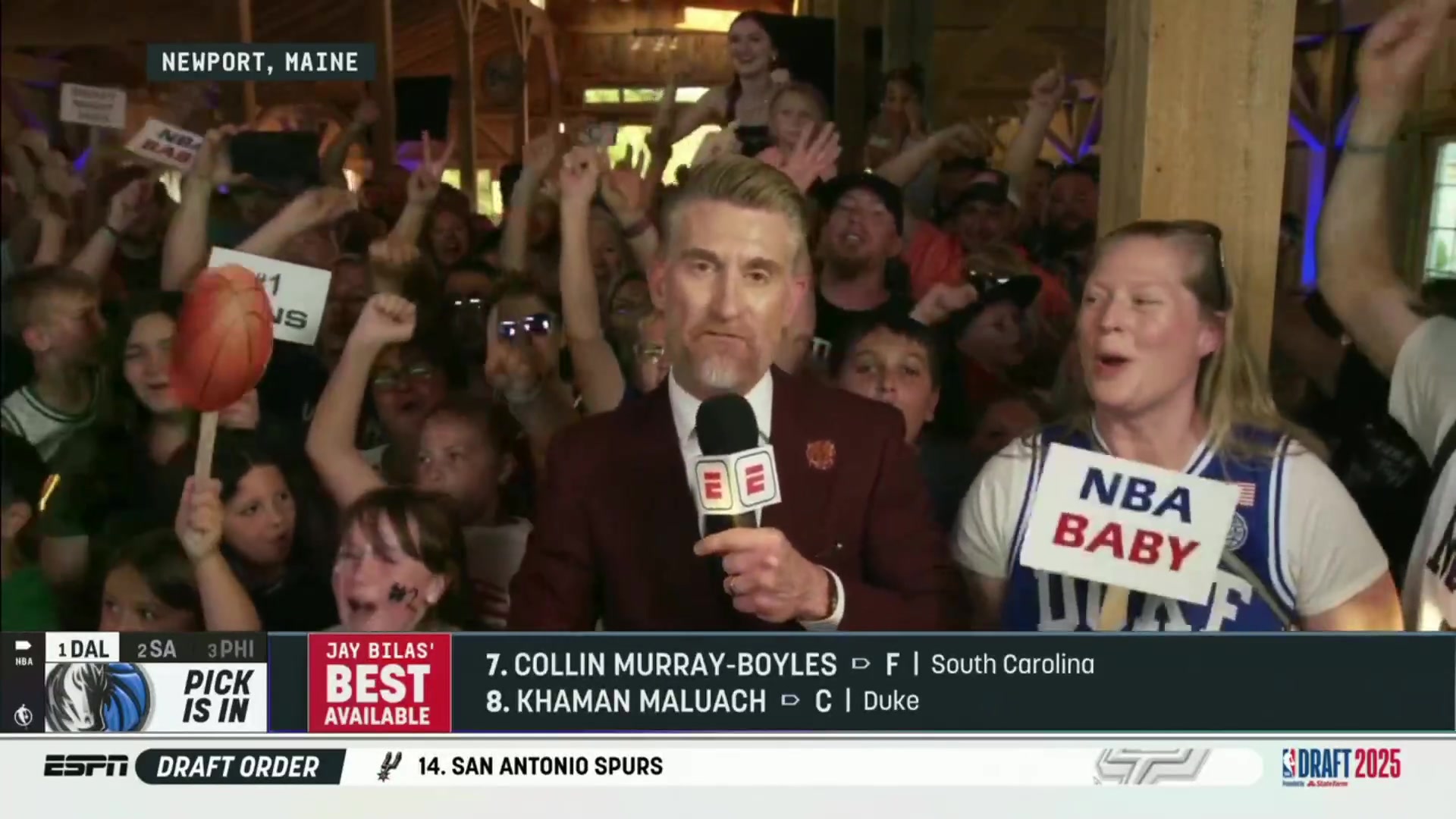 手握状元签独行侠球迷脸上全都洋溢着期待的表情