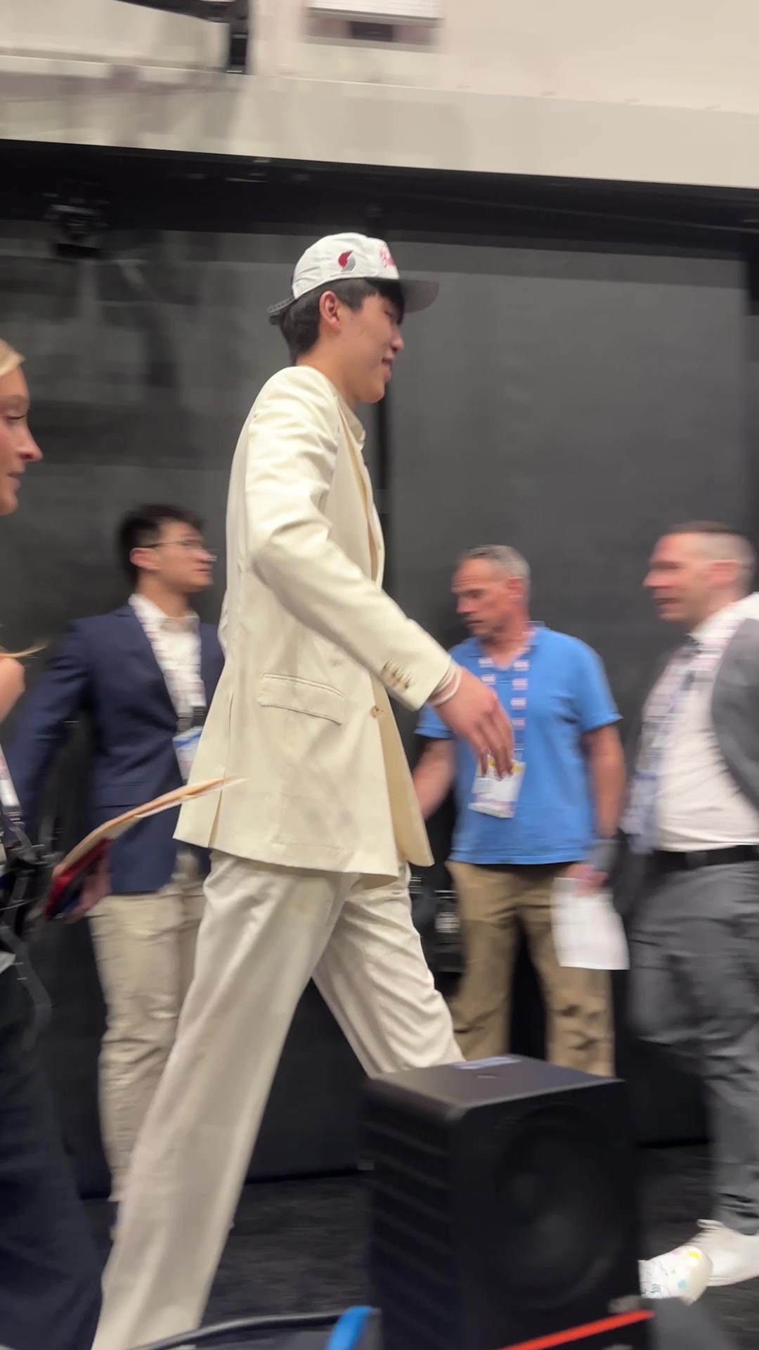 肤色差距最大杨瀚森和马卢阿奇拥抱两人都是富保罗旗下球员