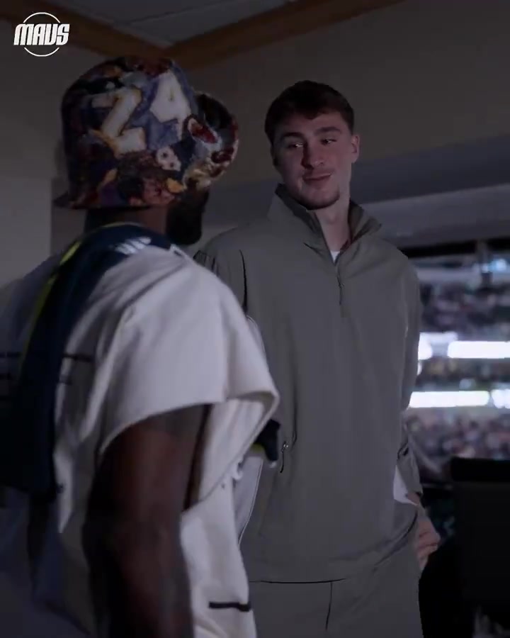 杜克状元师兄弟欧文今日与新队友弗拉格拥抱致意交流了一番