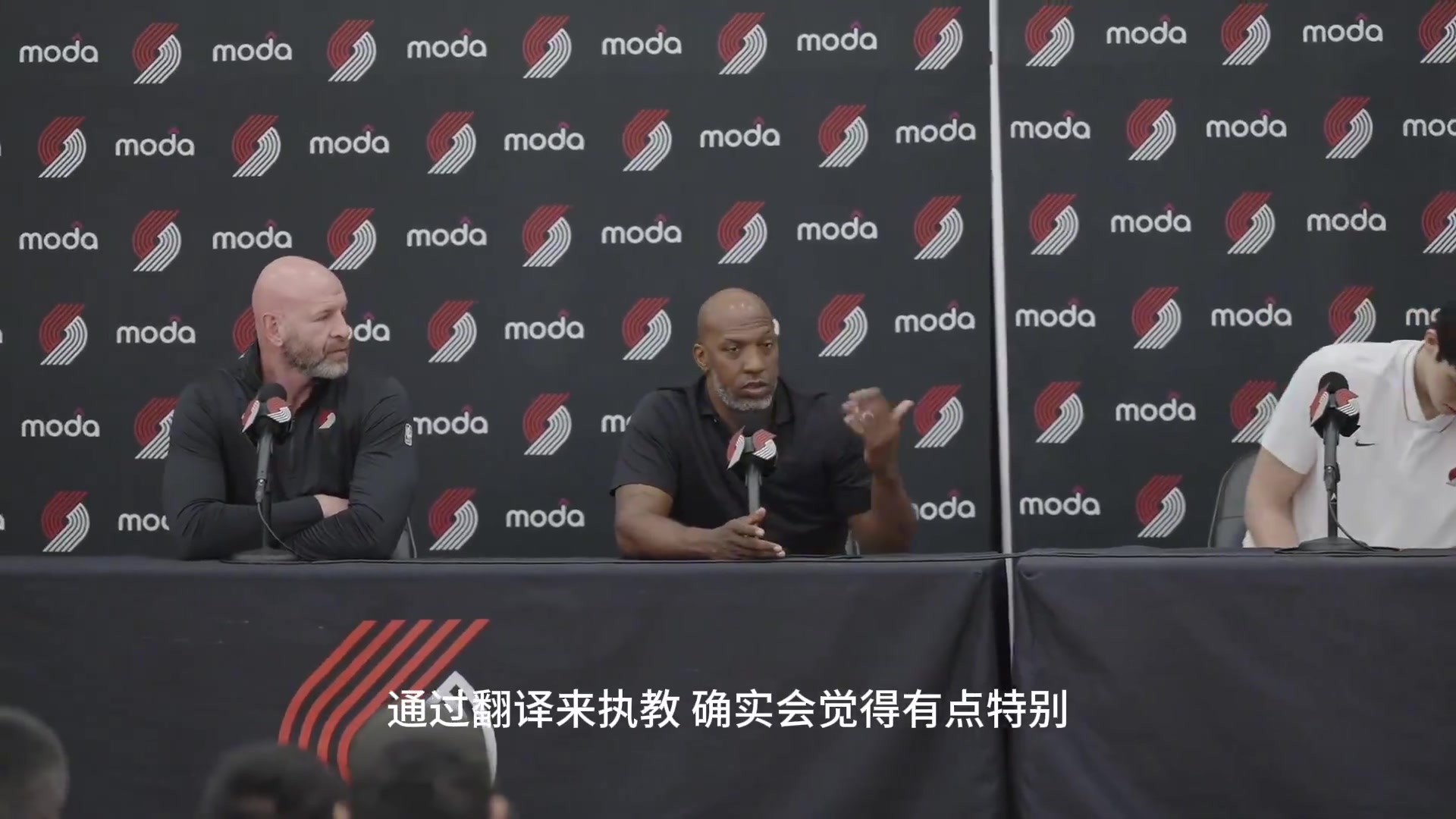 比卢普斯带个翻译执教杨确实有点怪 但篮球术语在全球都通用的