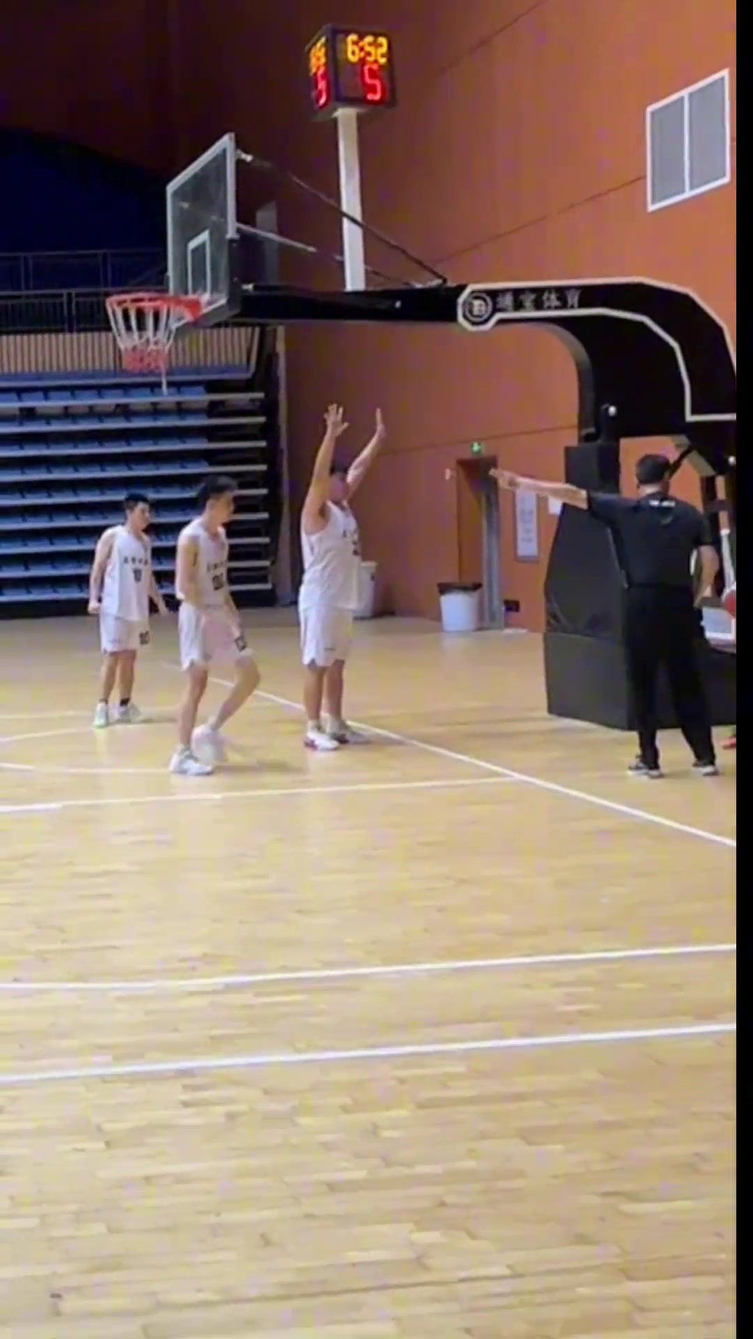 不懂就问这难道不是教科书的阻挡犯规吗