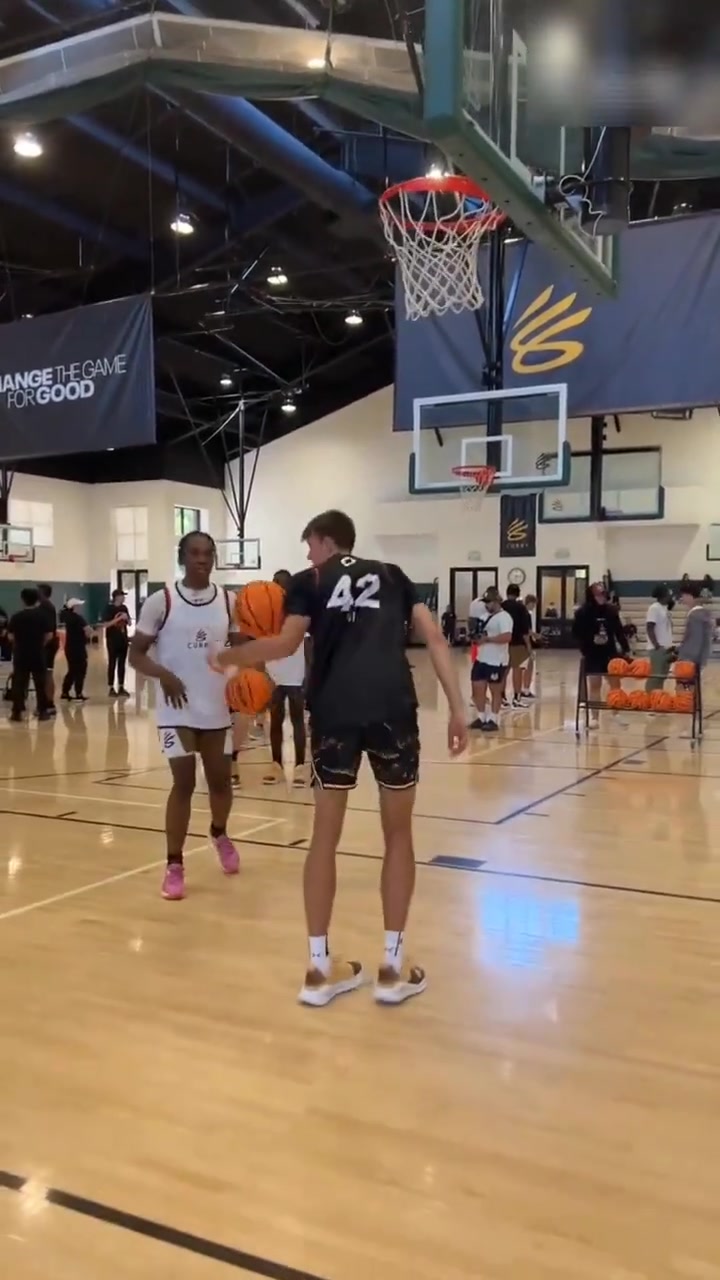 弗拉格曾在库里训练营训练 命中三分提前转身潇洒离开