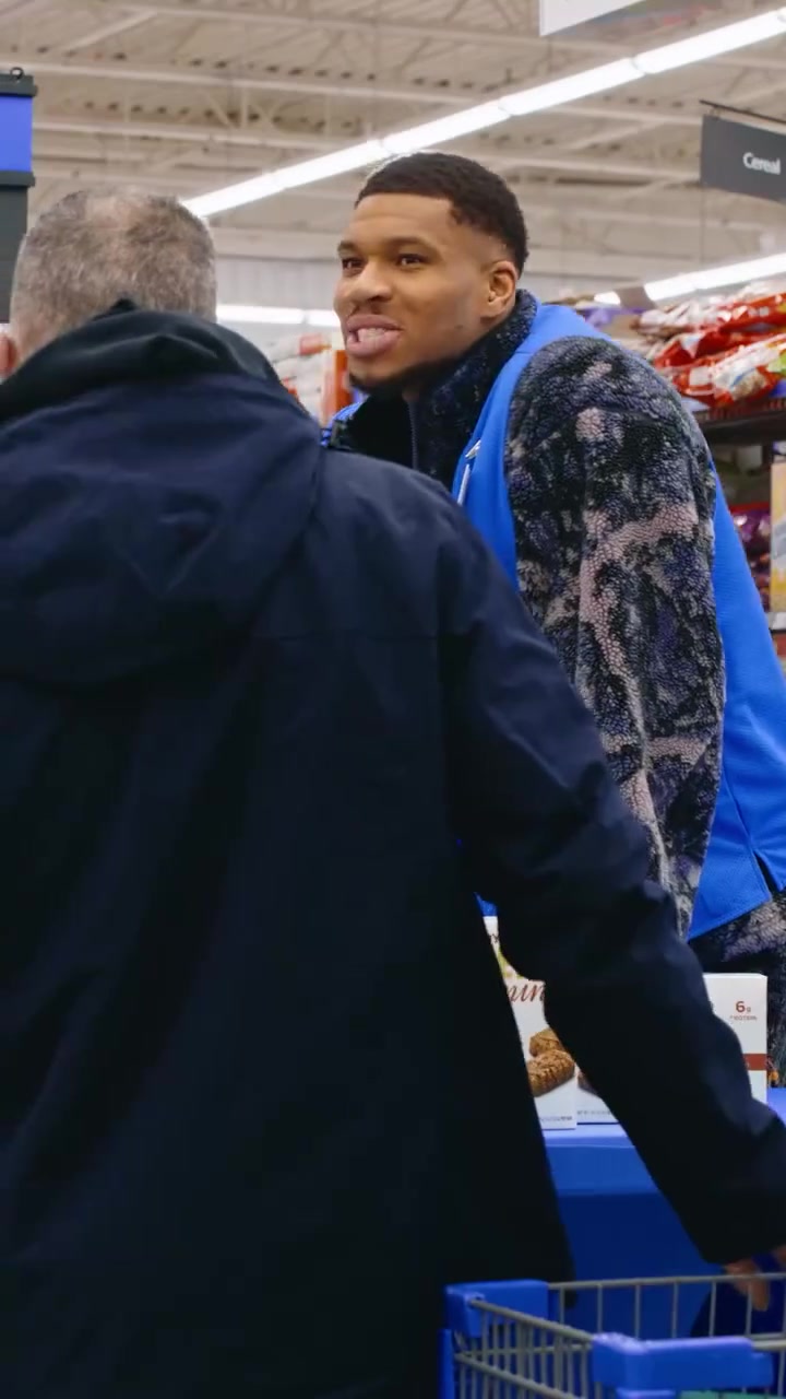 生活不易字母哥休赛期兼职沃尔玛售货员 推销小点心