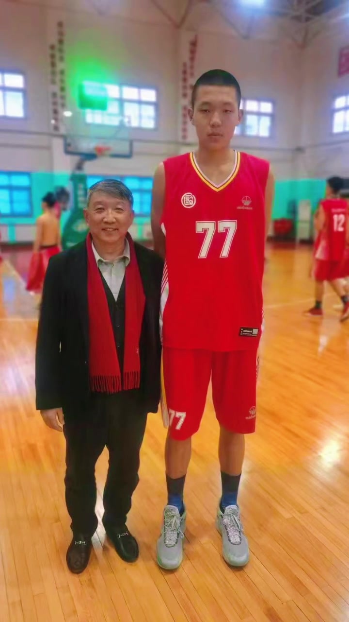 东契奇球迷幼年杨瀚森不仅穿77号球衣而且还胖嘟嘟的