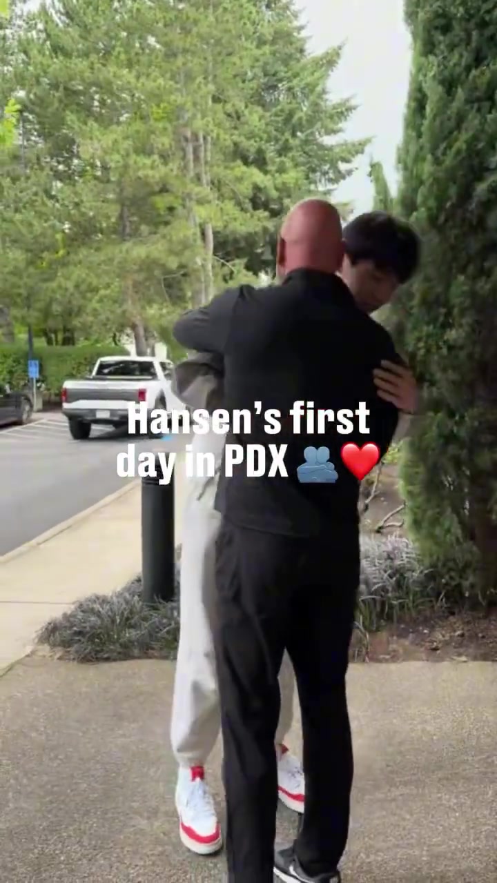 开拓者总经理是真喜欢杨瀚森下车后第一个上前与其拥抱