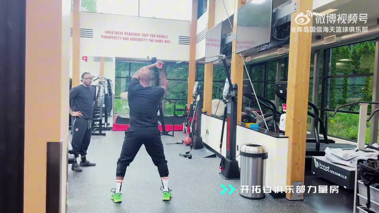 赴美日记更新杨瀚森探访开拓者俱乐部为全员准备了礼物