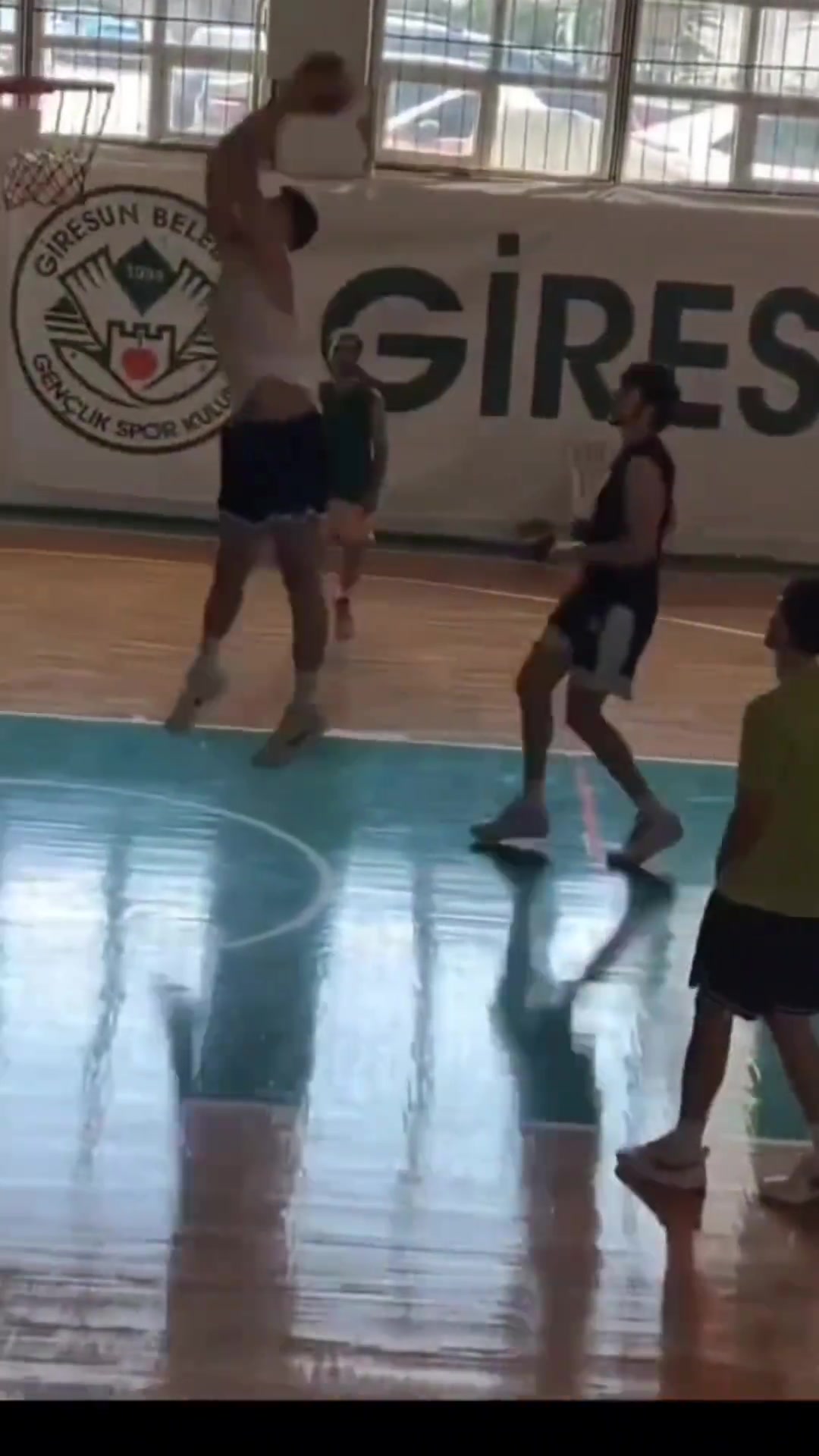 新赛季起飞申京休赛期挥汗如雨 还玩了一把传切空接暴扣