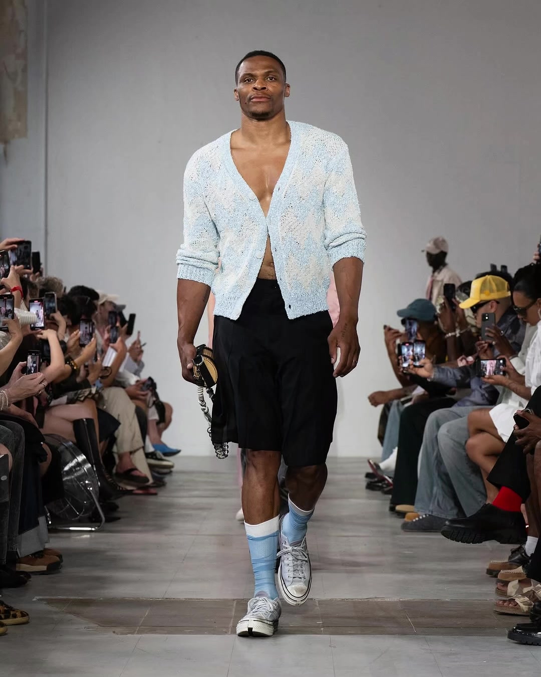 和威少在时装周合作的是中国设计师王逢陈俩人一起登台合照