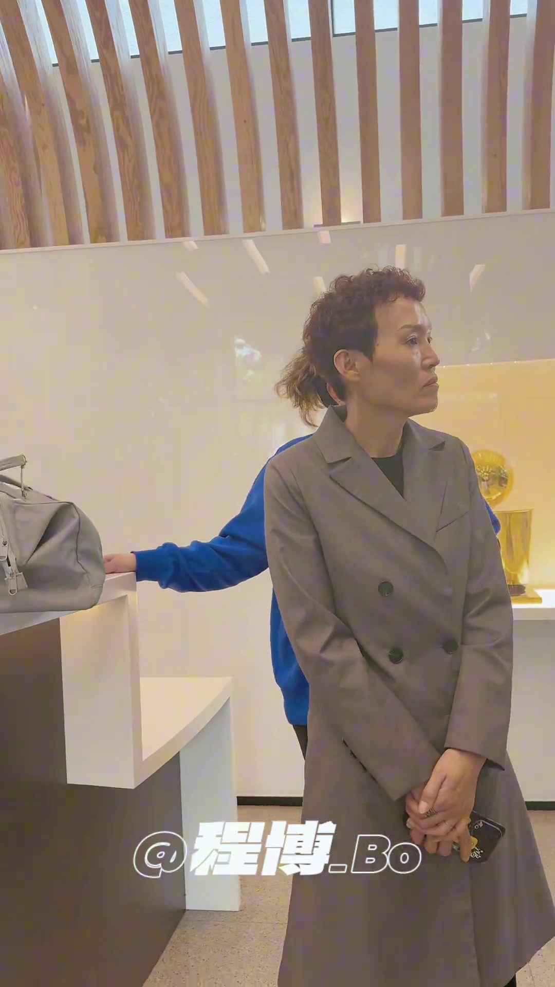 暖心开拓者工作人员为瀚森及家人每人准备了一份礼物