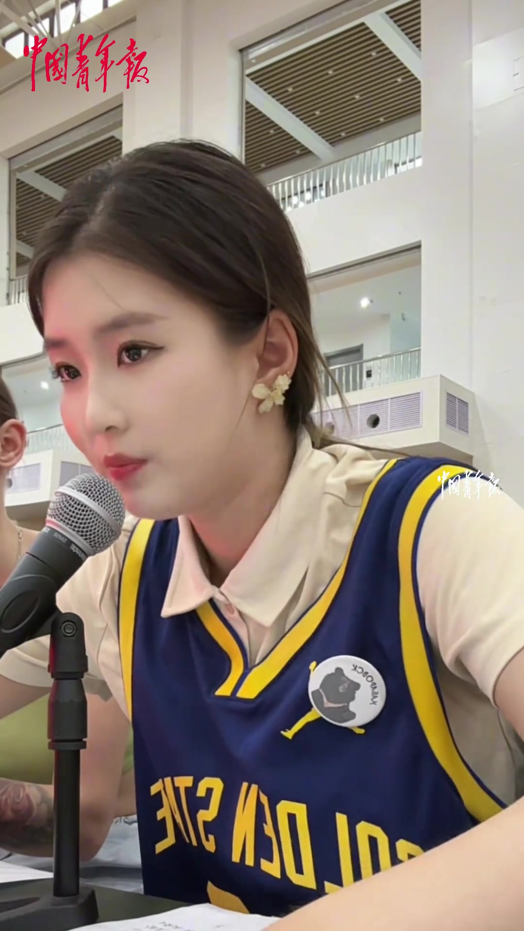 霸气英语系大二女生在篮球赛中双语主持播报 喊出气势与活力