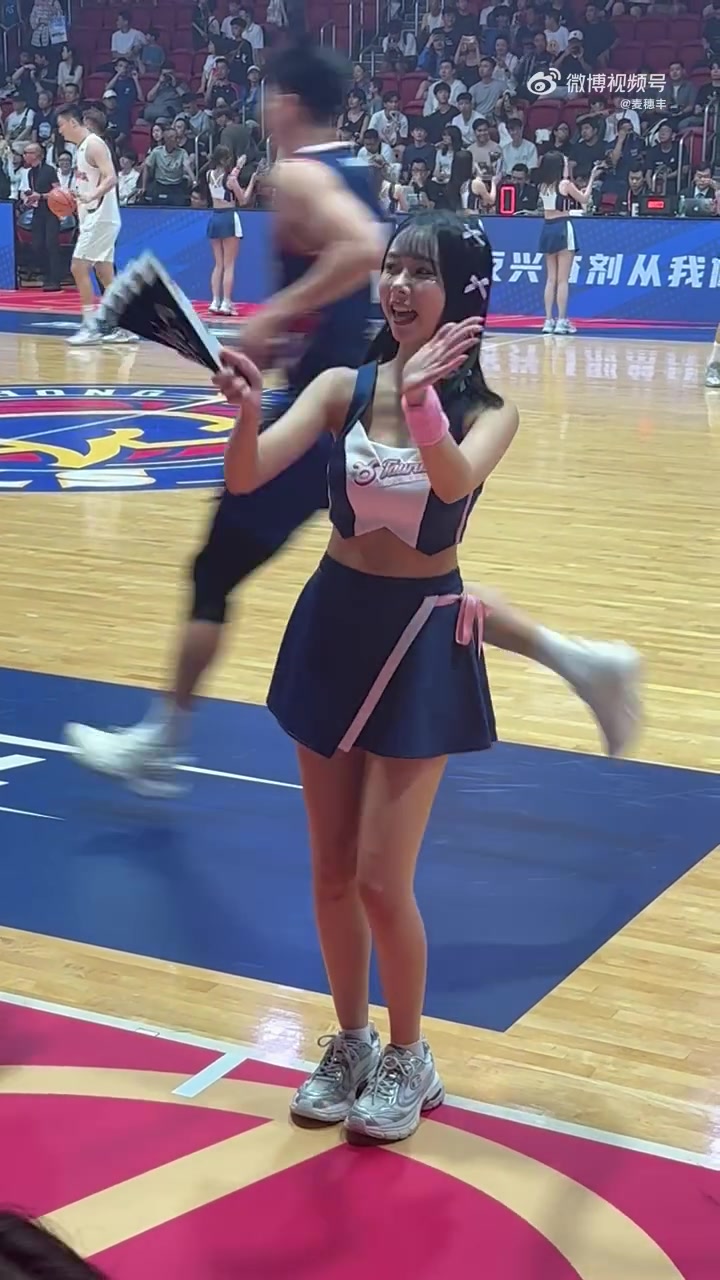 香港金牛的啦啦队相当懂事儿看到镜头对准自己立刻给出回应