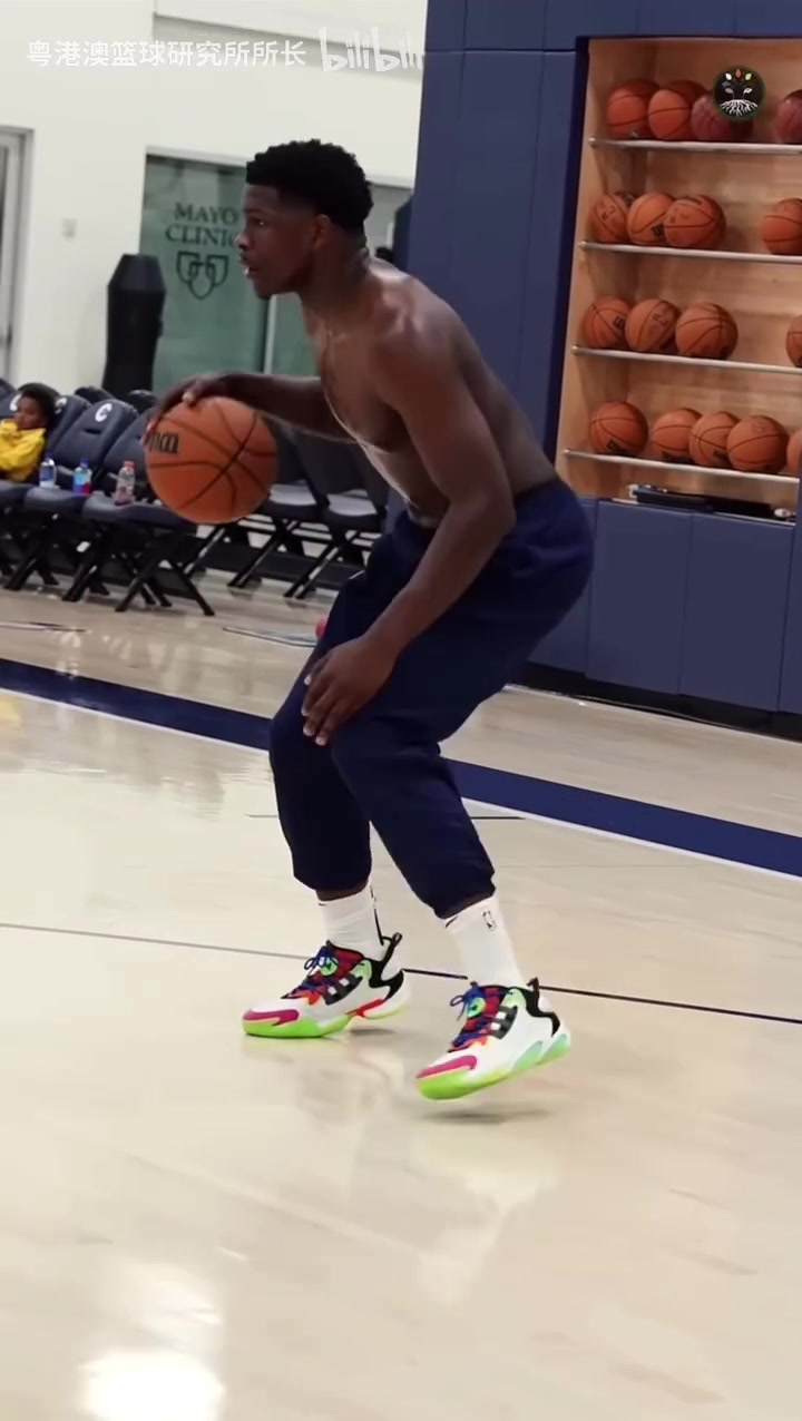 慢镜头看爱德华兹的训练这身材在后卫里简直是碾压级别啊