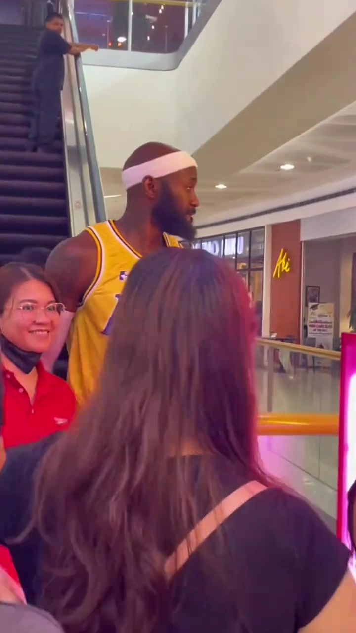 菲律宾惊现詹姆斯东契奇 虽然是山寨有一说一还挺像