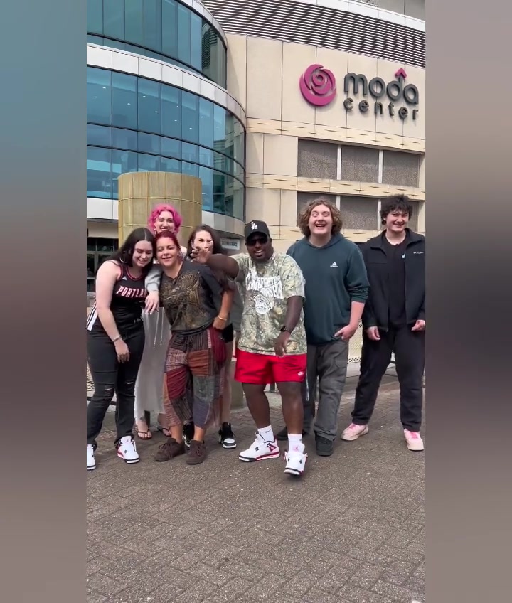 全村的希望开拓者官推发视频欢迎杨瀚森来到撕裂之城️