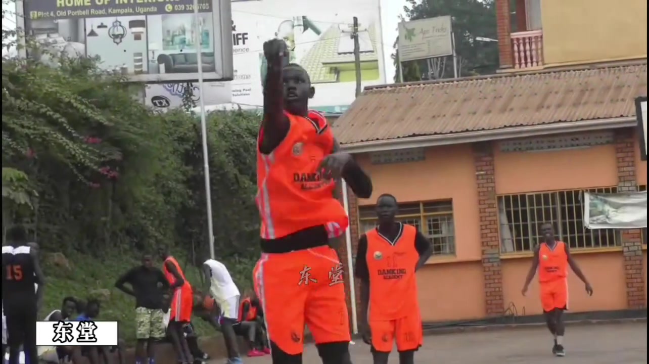 伟大的鲁尔邓10号秀马卢阿奇就是在这样的环境下被他发掘的