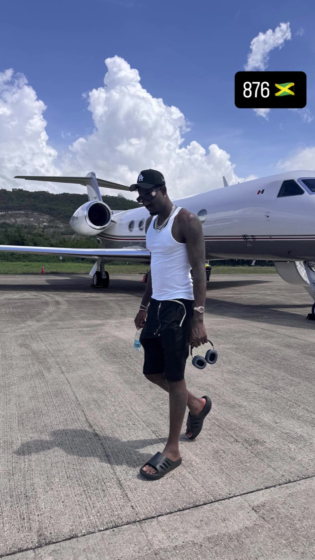 湖人稳了艾顿INS发自己下飞机的照片帽子上写着LA