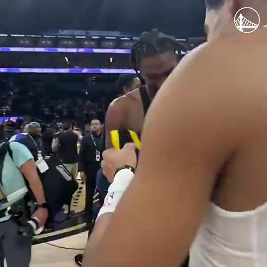 没想到最终在鹈鹕相聚了普尔此前赛后跟卢尼交换球衣