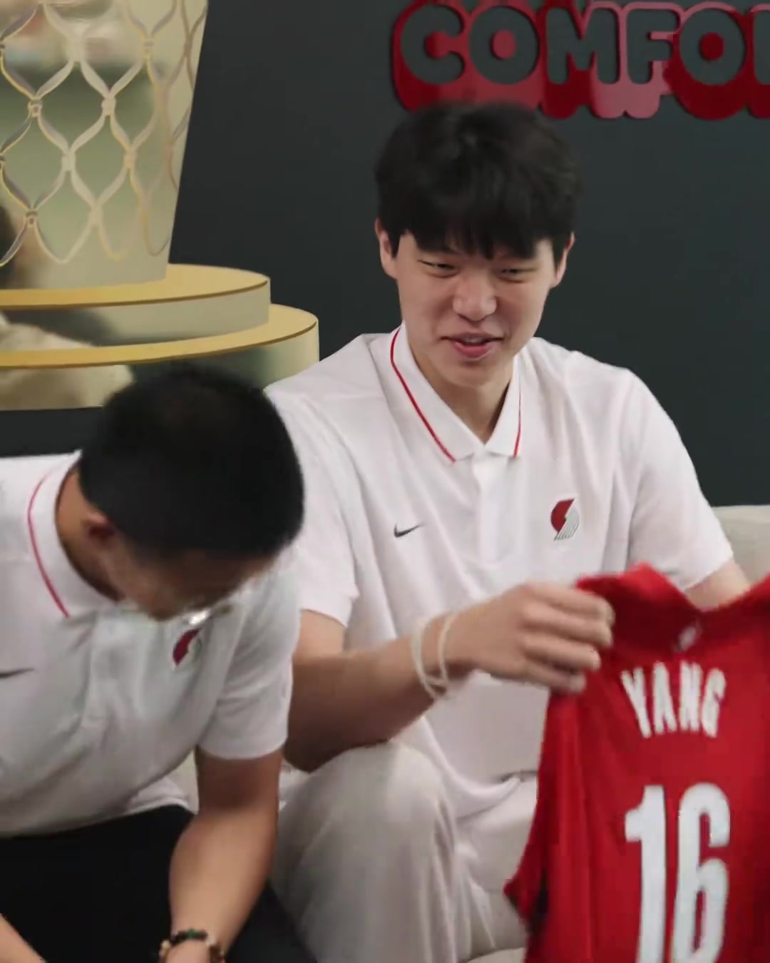 杨瀚森签约成功拿到了属于自己的NBA战袍