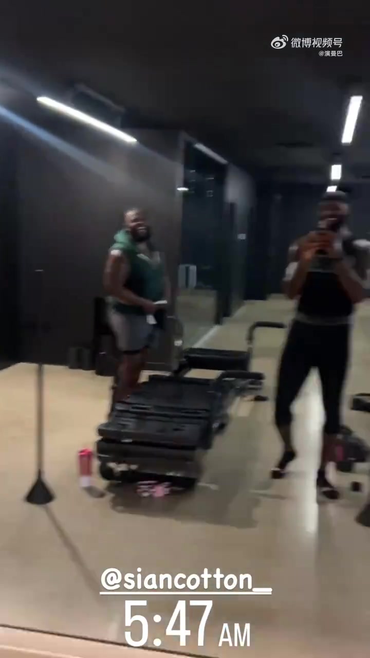 湖人终于来中锋了不用打中锋的老詹凌晨跑去训练了