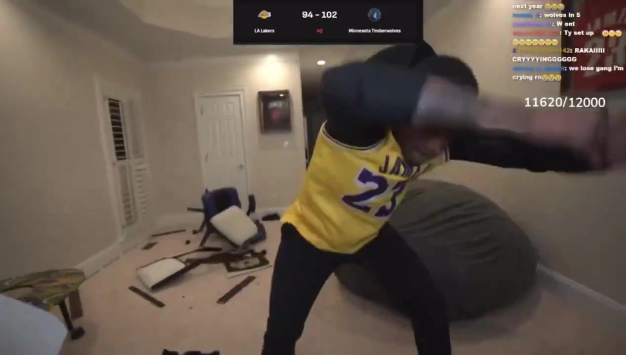 现在有艾顿了去年湖人出局 主播把家里砸了个稀巴烂...