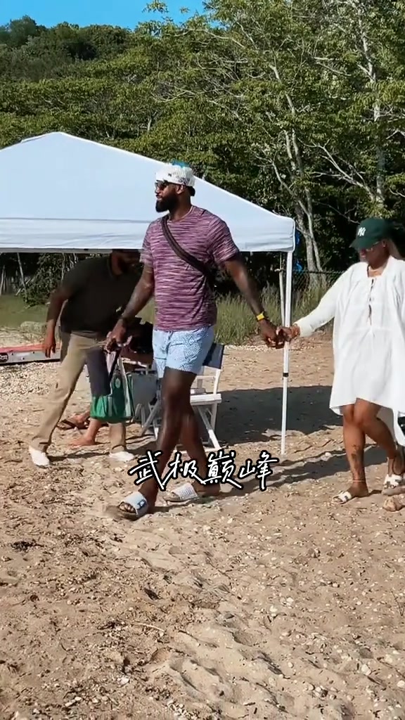 GOAT也有暖男一面詹姆斯在海边小心翼翼的牵着萨瓦纳...