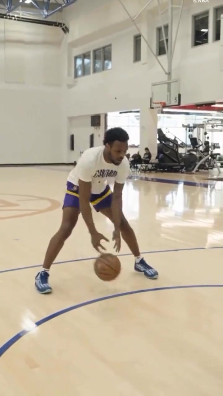 备战布朗尼休赛期刻苦打磨运球技术