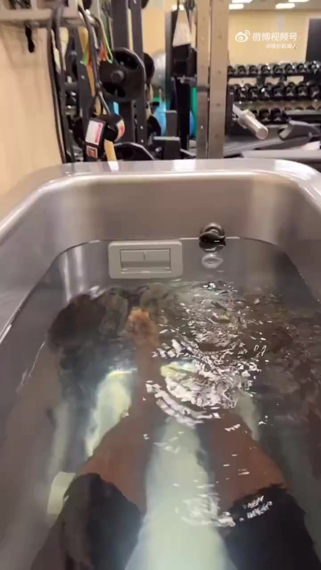 这是40岁的肌肉线条真自律詹姆斯晒休赛期最新训练动态