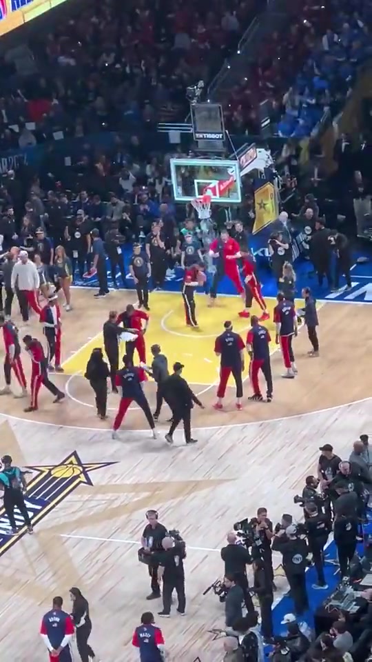 俩胖子做局东契奇在篮下骗库里聊天随后约基奇趁机隔扣