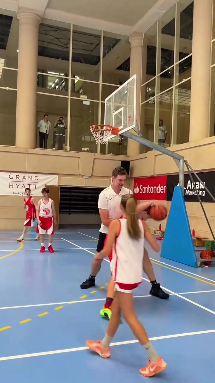 湖人名宿保罗-加索尔参加夏令营与小球迷互动