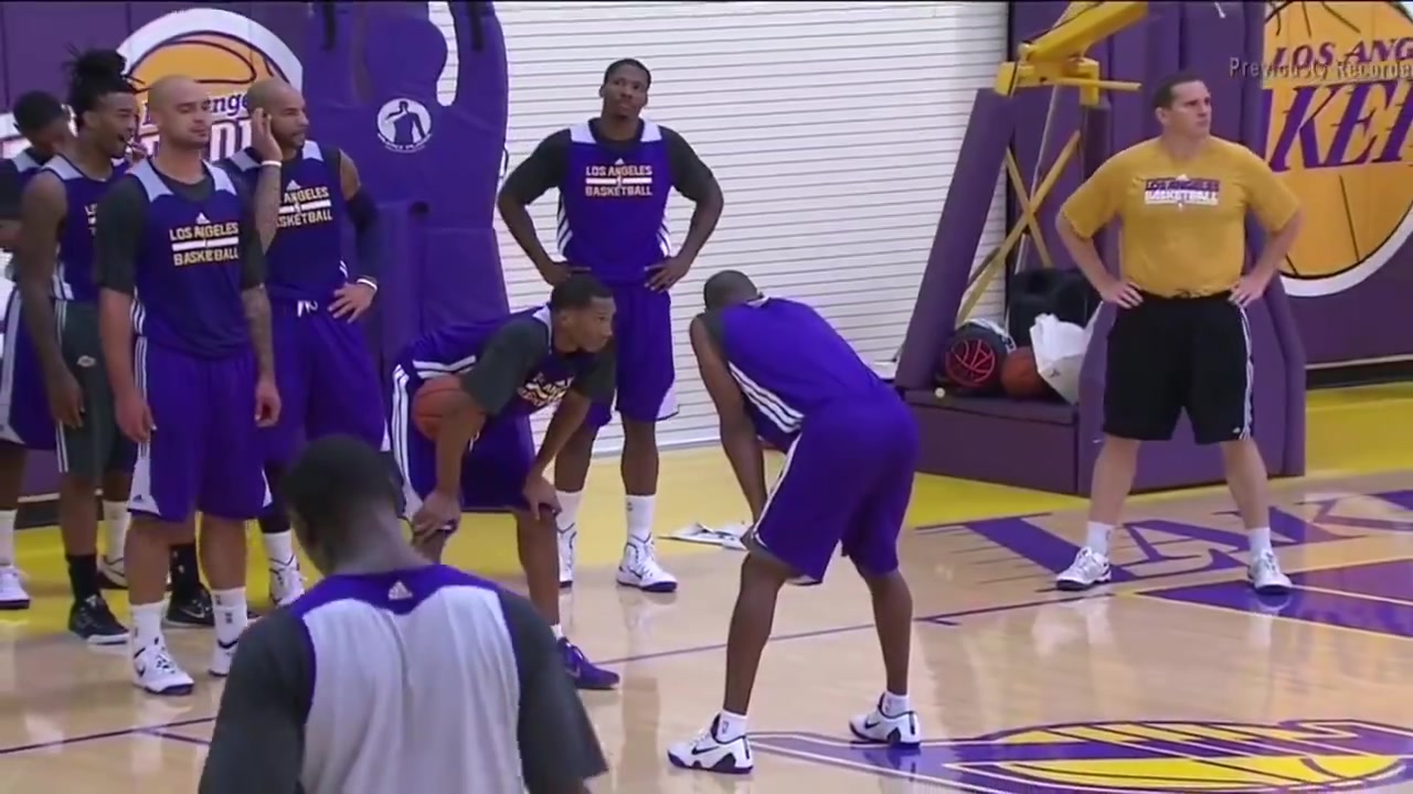 看着就巨累当年科比训练贴防全队运球结束后爆喘表情痛苦