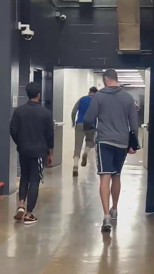 名场面东契奇飞速跑回更衣室嘴里不停喊着我很快我很快