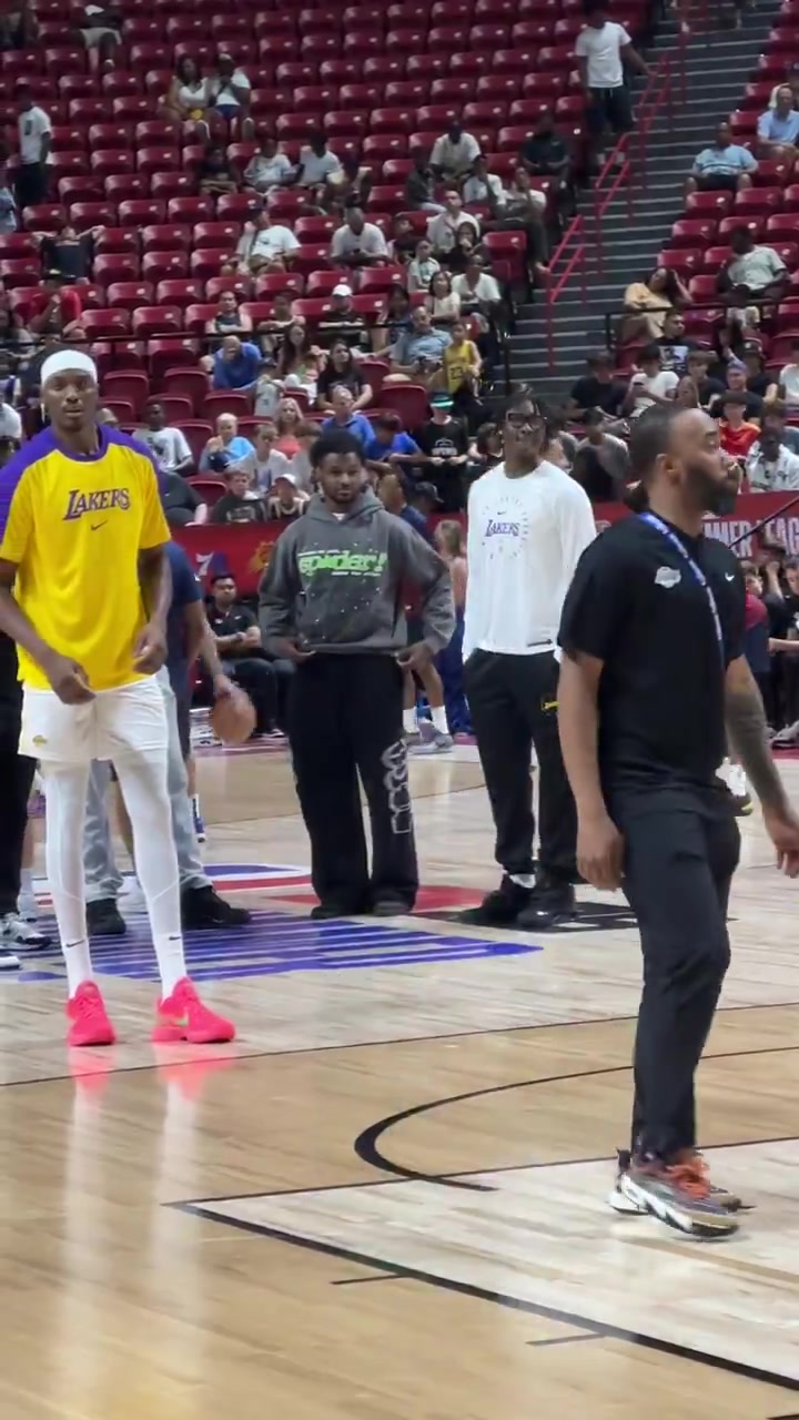 布朗尼缺席今日湖人比赛赛前与阿杜-蒂耶罗一同观摩队友热身