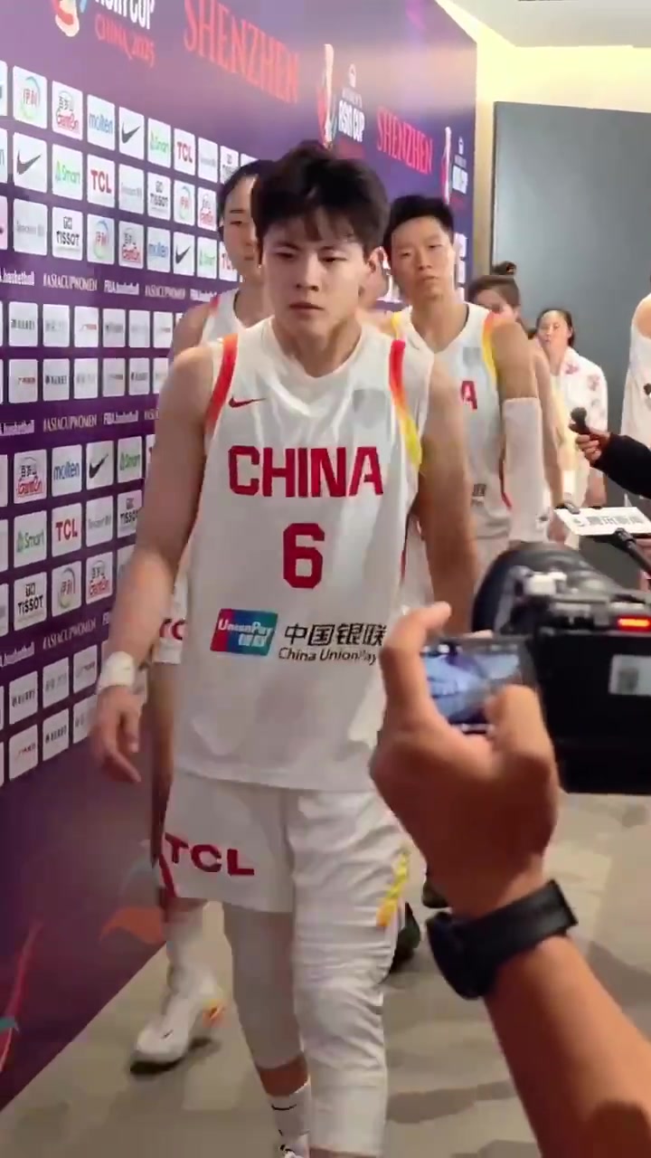 遗憾不敌日本女篮中国女篮赛后离场姑娘们都沉默沮丧