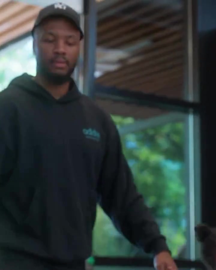 回家利拉德带着孩子们来签合同 他对这个办公室可太熟悉了