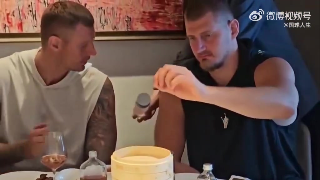 太逗了约基奇体验吃北京烤鸭 他哥连隔离纸都吃