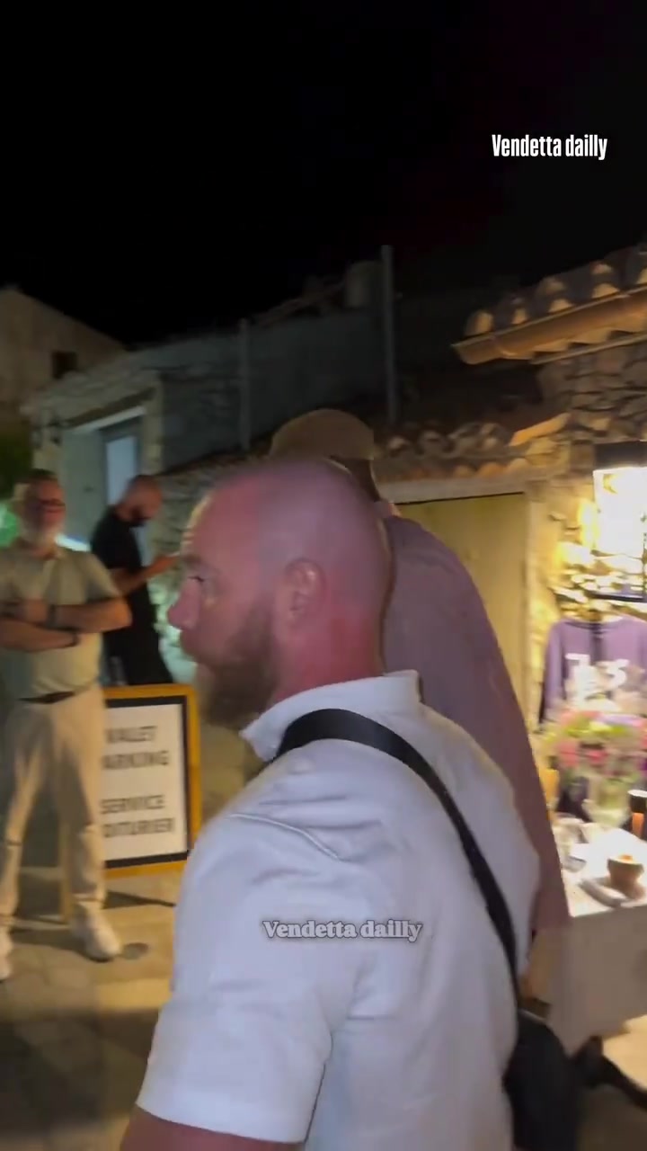 詹姆斯与妻子现身巴黎餐厅吃饭