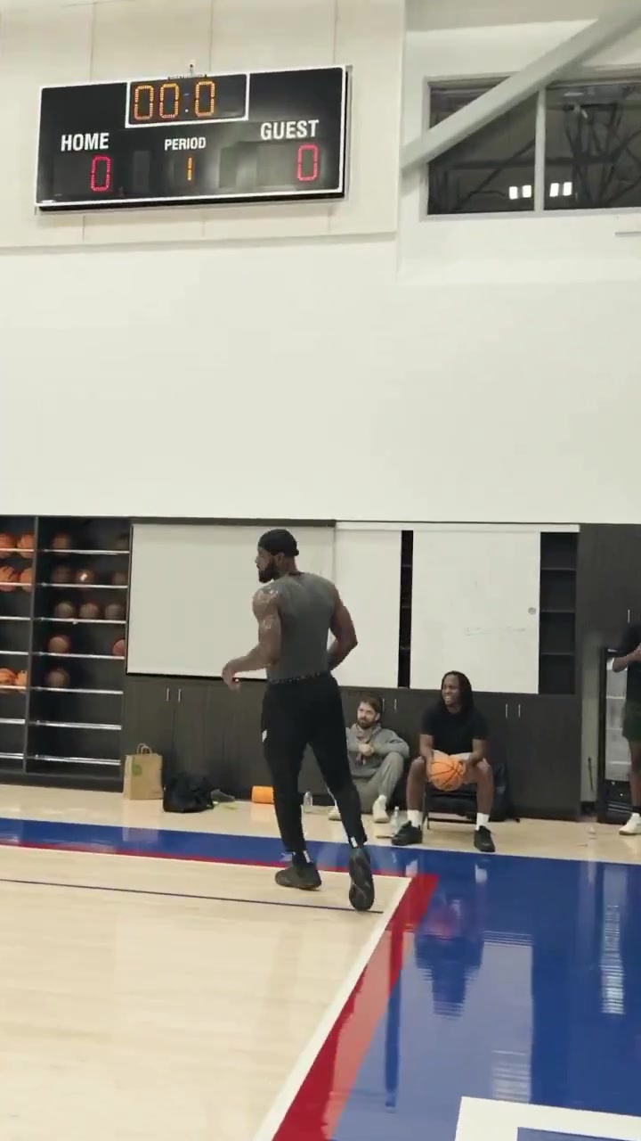 开启第23个赛季老詹休赛期度假过来立马就展开训练了