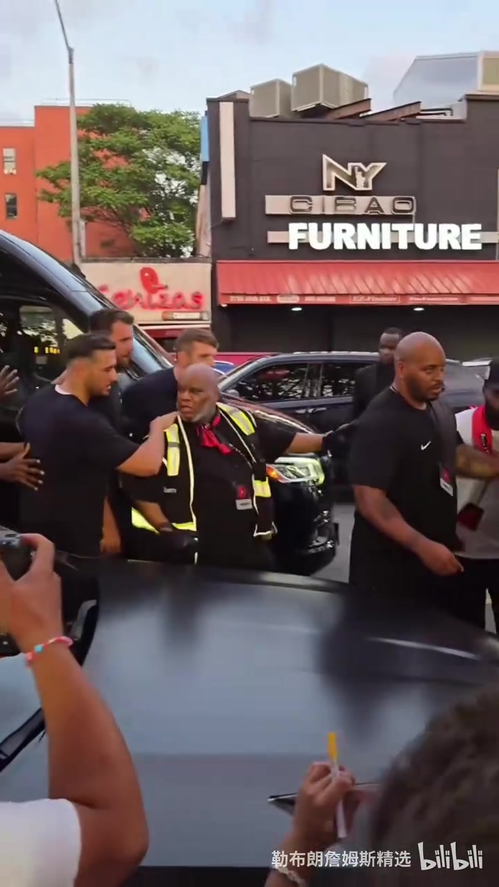 全球顶流东契奇参加活动狂热球迷们一拥而上