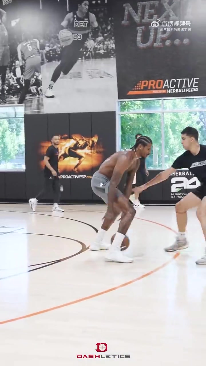 杰伦-格林休赛期苦练破包夹防守下赛季再被包夹时要果断出球啊