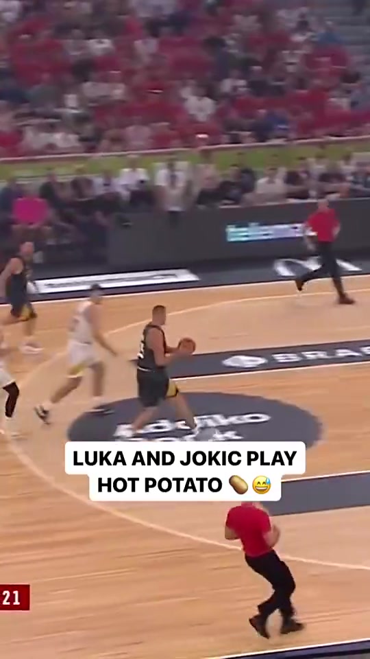 俩胖胖真会玩东契奇约基奇互相传来传去 球不用落地就进了