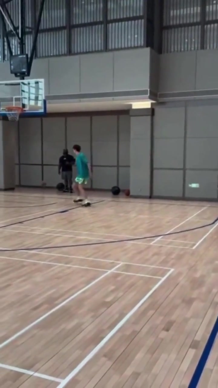 欧洲步单腿三分哈登中国行期间不忘训练自律 还开发出了新绝招