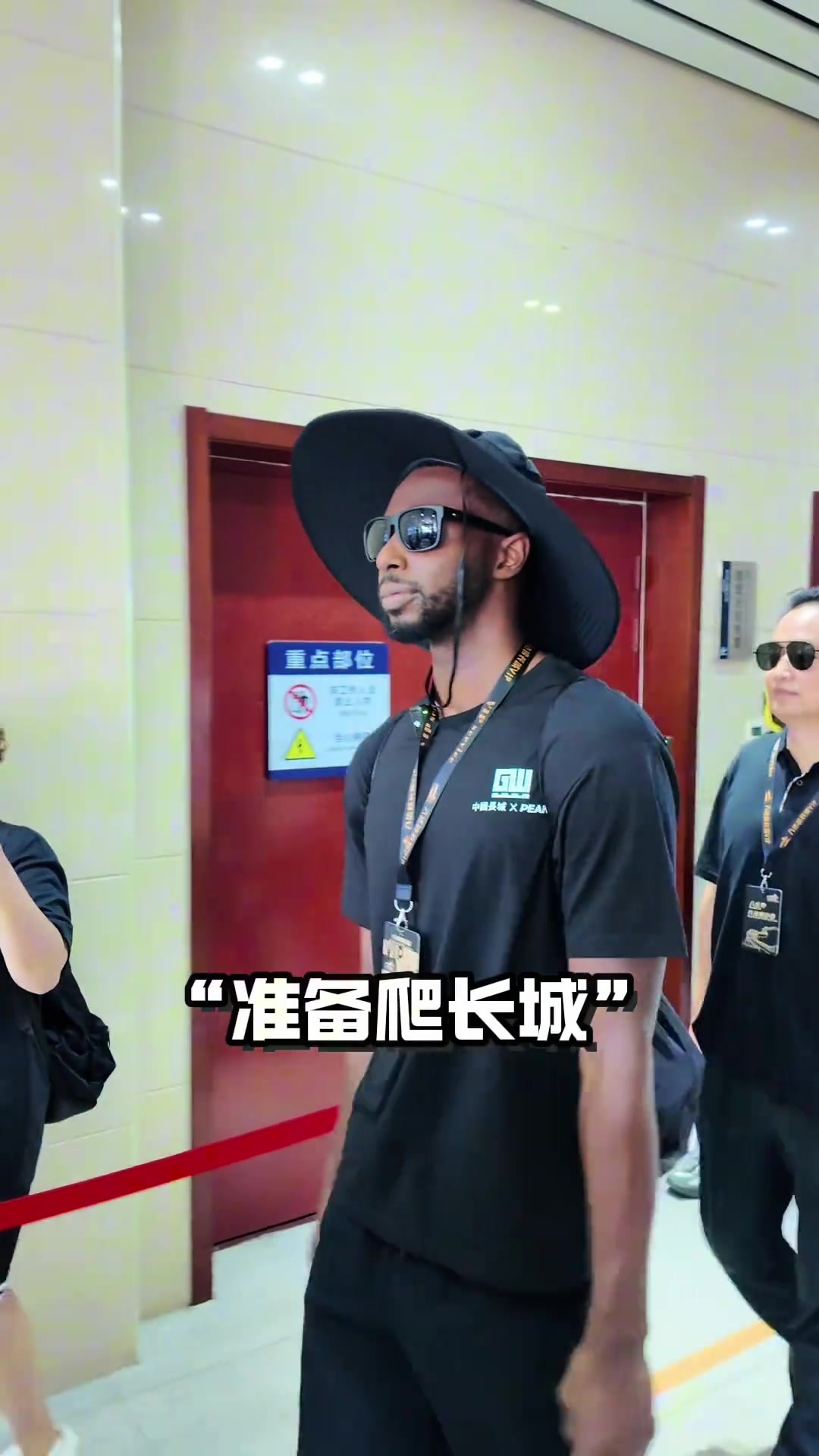 不到长城非好汉嘴哥打卡八达岭长城把嘴哥都晒黑了