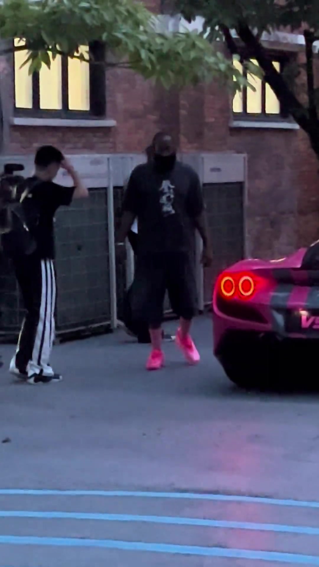 哈登这回是开着他的跑车来的粉色法拉利