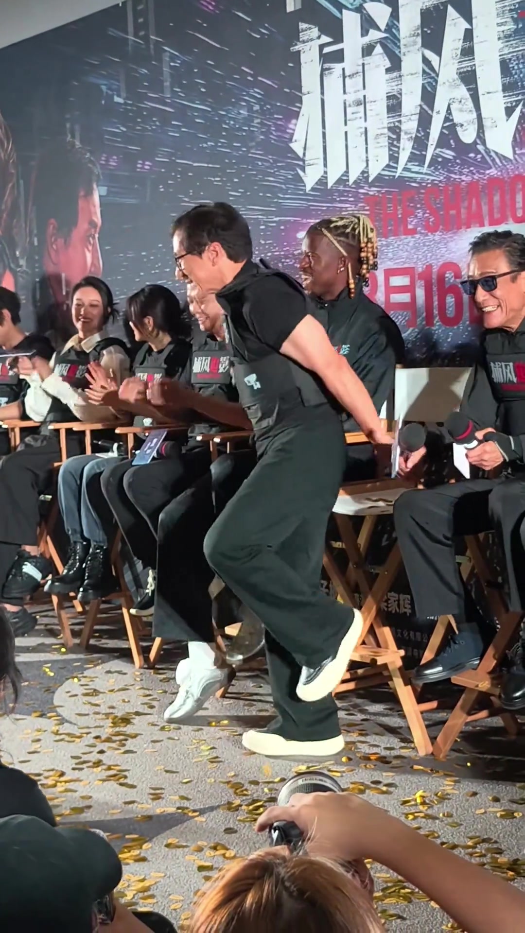 巴特勒也是好起来了和成龙同框比划