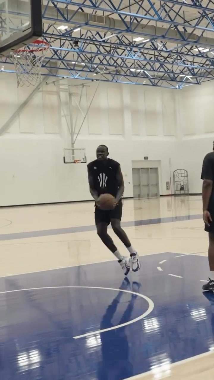 说话的是老詹吗布朗尼与今年的10号秀马鲁阿奇一起训练